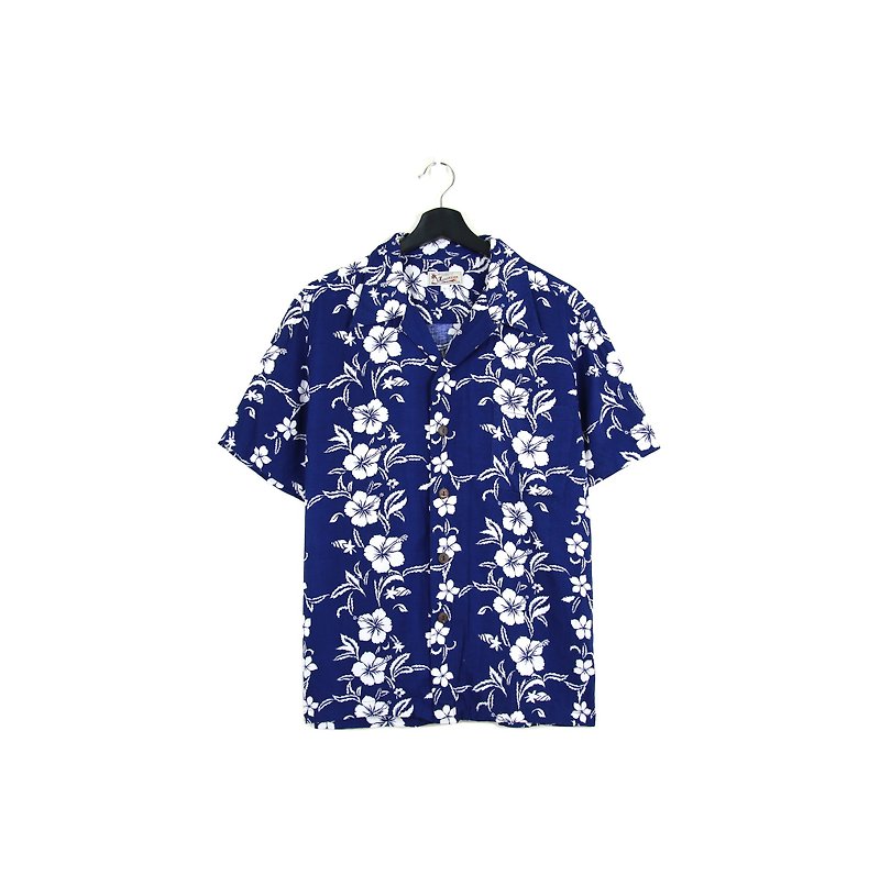 Back to Green :: silhouette hibiscus // both men and women wear vintage Hawaii Shirts (H-42) - เสื้อเชิ้ตผู้ชาย - เส้นใยสังเคราะห์ 