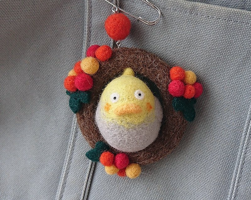 Felt wobbly brooch [Okame-chan parakeet and red fruit] CS0145 - Brooches - Wool Yellow