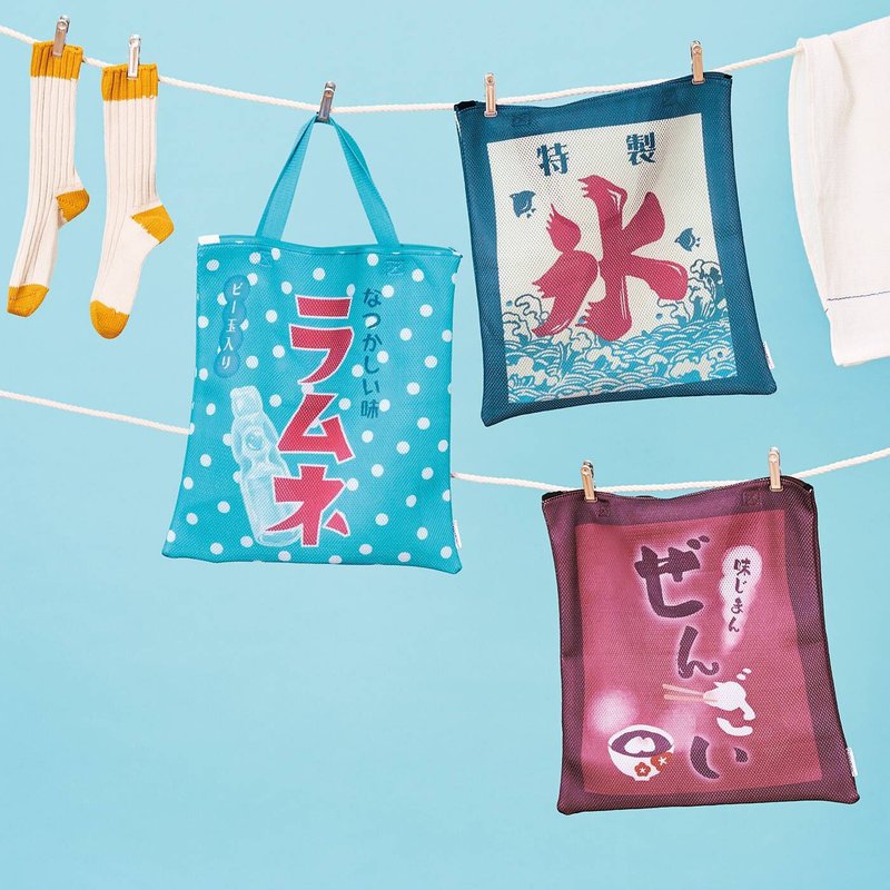 【YOU+MORE!】Japanese-style retro flag-shaped clothing carrying bag - กระเป๋าเดินทาง/ผ้าคลุม - เส้นใยสังเคราะห์ 