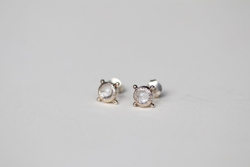 水晶SVスタッドピアス - 耳環/耳夾/耳骨夾 - 其他金屬 透明