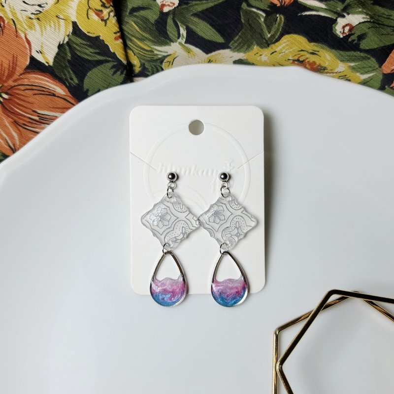 窗花敘事 海棠玻璃 幻境 花磚 手繪熱縮片 耳環 - 耳環/耳夾/耳骨夾 - 不鏽鋼 多色