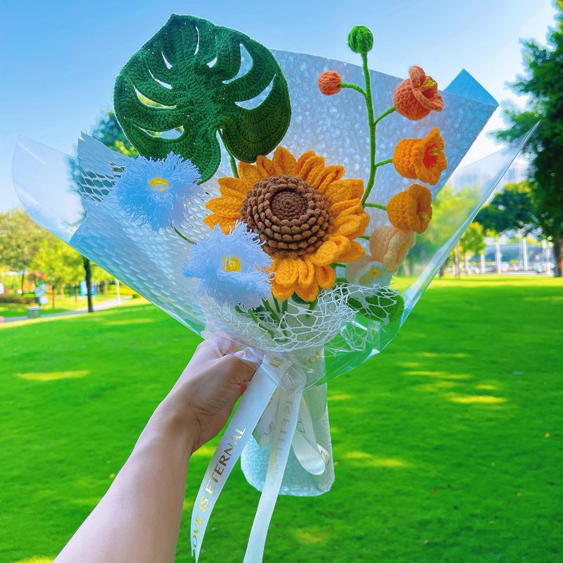 Handmade Crochet White Bouquet with Large Sunflower, Turtle Plant - ช่อดอกไม้แห้ง - ผ้าฝ้าย/ผ้าลินิน ขาว