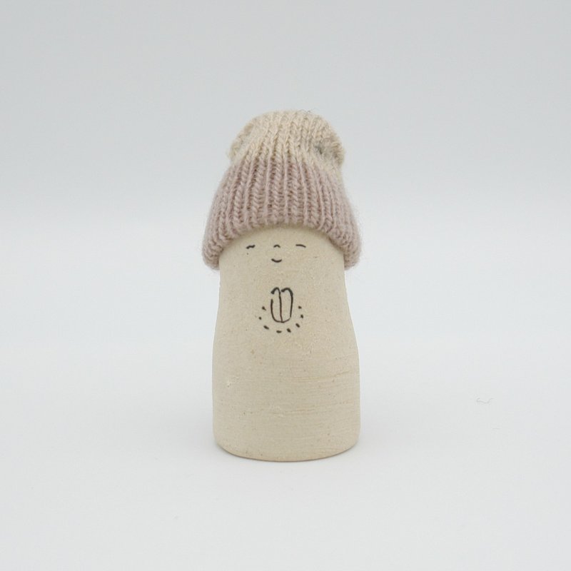 Handmade ceramic doll Jizo wearing a knitted hat, size S - ของวางตกแต่ง - ดินเผา สีกากี