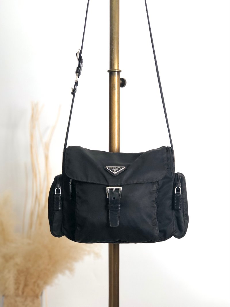 【 日本直送　名牌中古包 】PRADA ショルダーバッグ ブラック トライアングルロゴ フロントバックル ナイロン サイドポケット vintage 5whkzb - 側背包/斜背包 - 尼龍 黑色