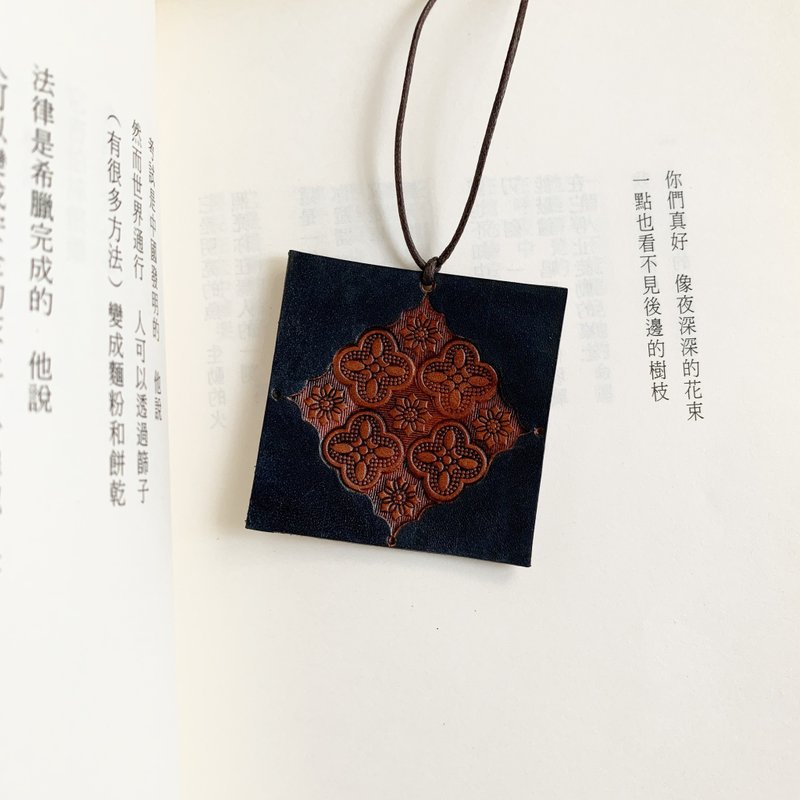 【藏青茶。海棠花手染皮革書籤】祝福 吊飾 客製刻字 禮物 春聯 - 書籤 - 真皮 