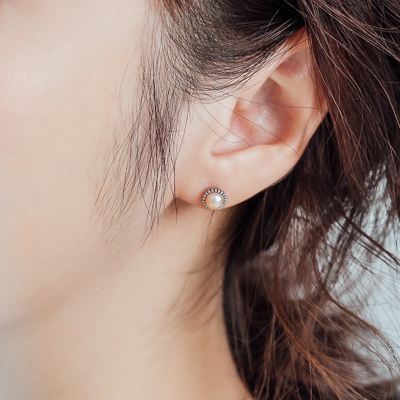 蕾絲點點 柔光珍珠銀質耳釘 粉橘珍珠純銀灰 - 耳環/耳夾 - 純銀 銀色