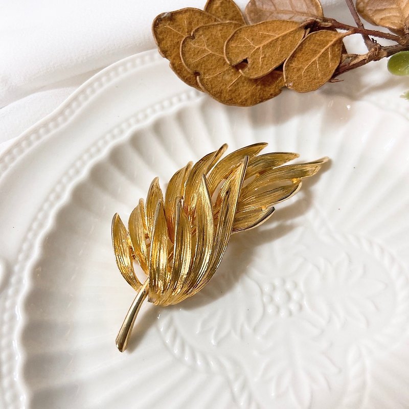 [Western Antique Jewelry] Extremely Stereoscopic Feather Leaves Elegant Layered Filigree Pattern Brooch Brooch - Brooches - Precious Metals Gold