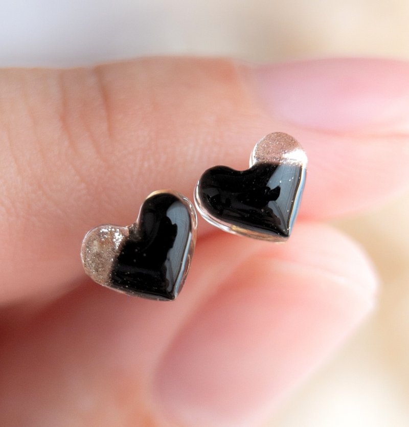 6ミリ 小粒 黒 ハート ピアス イヤリング - 耳環/耳夾/耳骨夾 - 樹脂 黑色