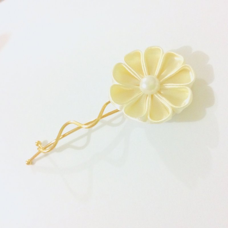 Kanzashi gold ribbon flower hair pin (つまみ細工） - Hair Accessories - Silk Gold