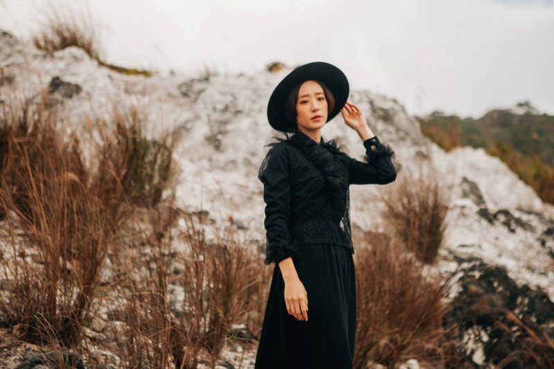 :EMPHASIZE領口袖口蕾絲荷葉邊小圓點紗質上衣-黑 - 女上衣/長袖上衣 - 其他材質 黑色