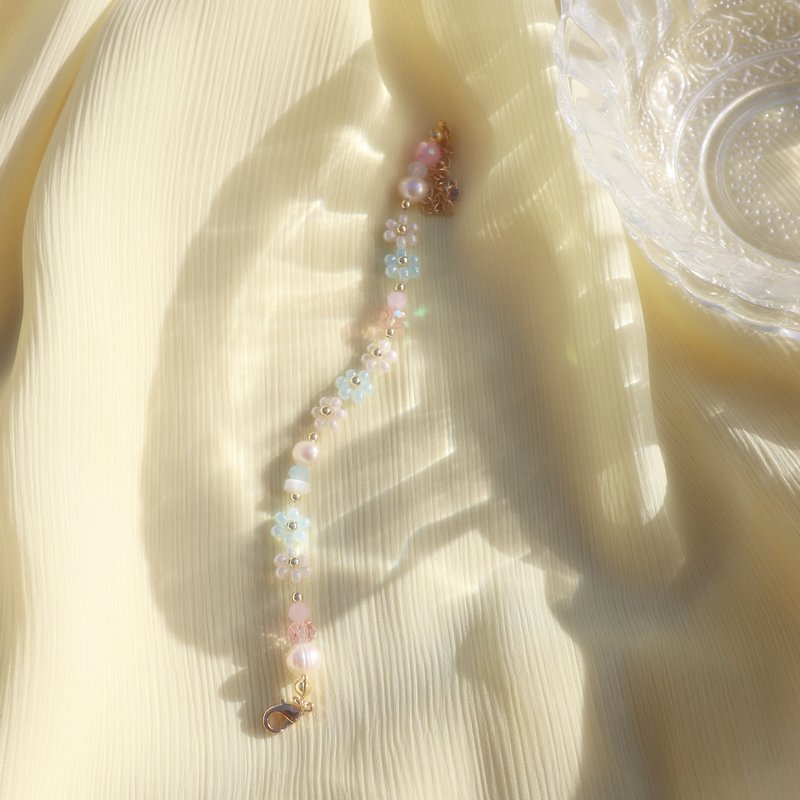 Beaded floral bracelet - สร้อยข้อมือ - พลาสติก หลากหลายสี