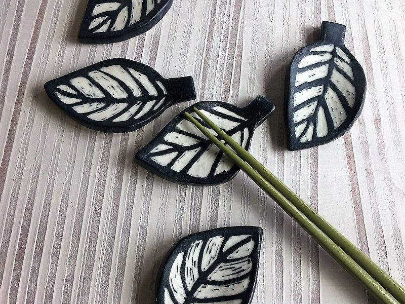 Yang carved series-leaf-shaped white pottery chopstick rest (remanufactured after sold out)_pottery chopstick rest - ตะเกียบ - ดินเผา ขาว