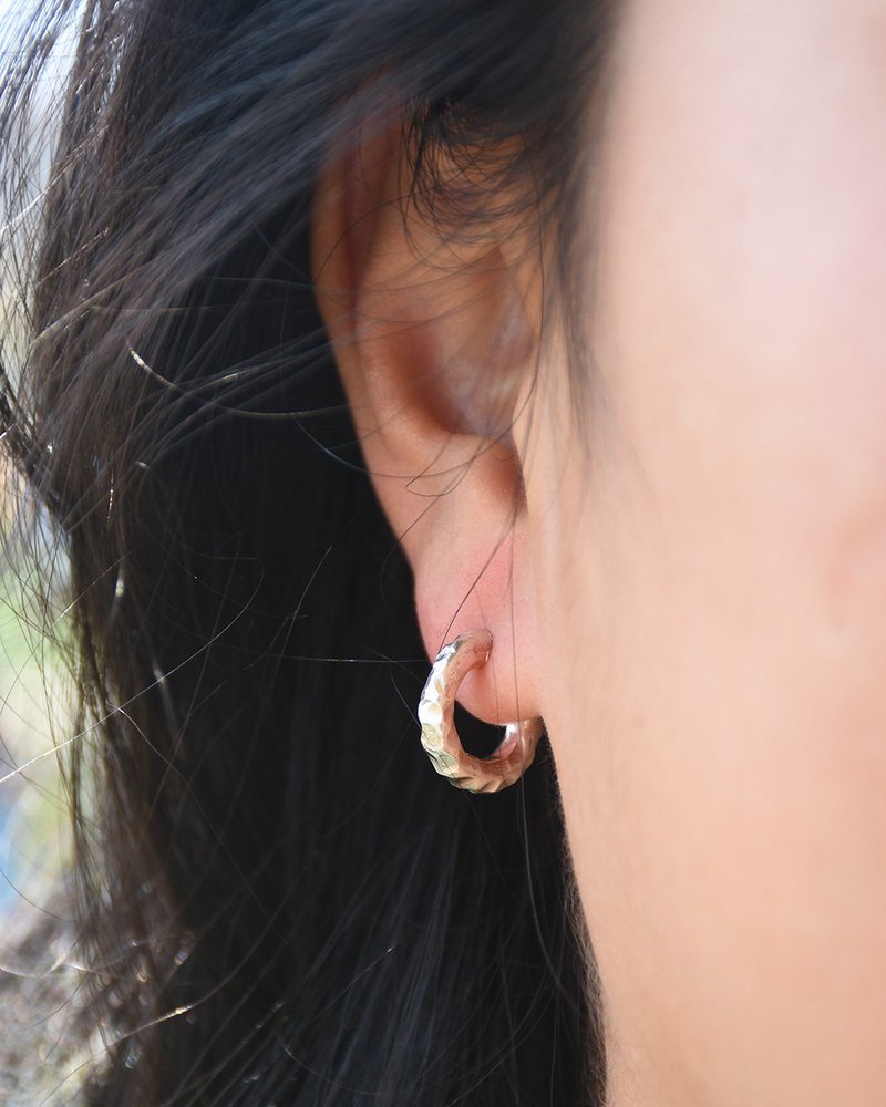 925シルバーソリッド Cシルバーハンマー スタッド ピアス プレーン フープ イヤリング - ピアス・イヤリング - スターリングシルバー ブラック