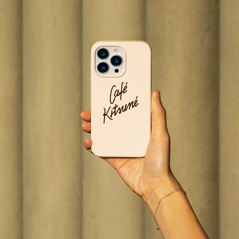 Native Union | Café Kitsuné iPhone 13 聯名手機殼 - 拿鐵 - 手機配件 - 矽膠 卡其色