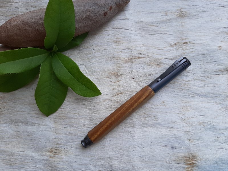 Green Sandalwood Log Handmade Pen Pen Hexagonal Type - ปากกาหมึกซึม - ไม้ 