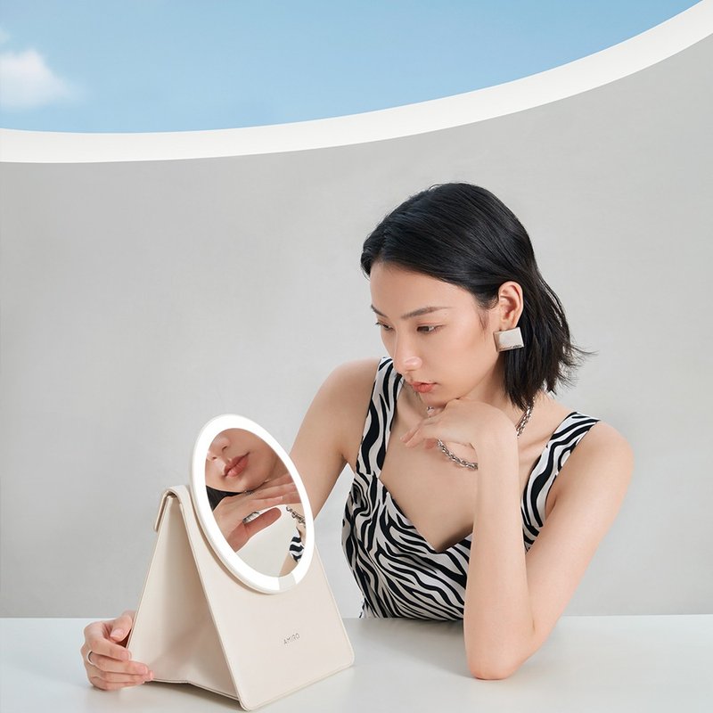 AMIRO 覓光旅行化妝LED高清日光包包鏡 小魔方 化妝包 美妝鏡 - 彩妝刷具/鏡子/梳子 - 其他材質 金色