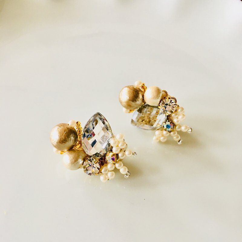 Pear & Ribbon white earrings パールとリボンのホワイトイヤリング - 耳環/耳夾 - 其他材質 白色