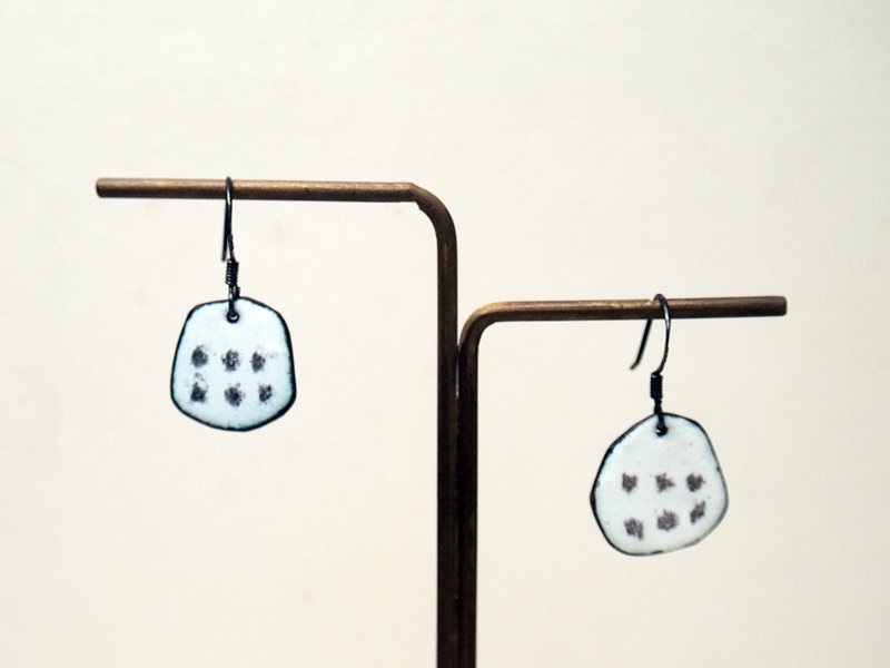 【Line 系列】 #a252 琺瑯素描耳環/ 925銀/ 手工禮物/ 客製化 - 耳環/耳夾/耳骨夾 - 銀 白色