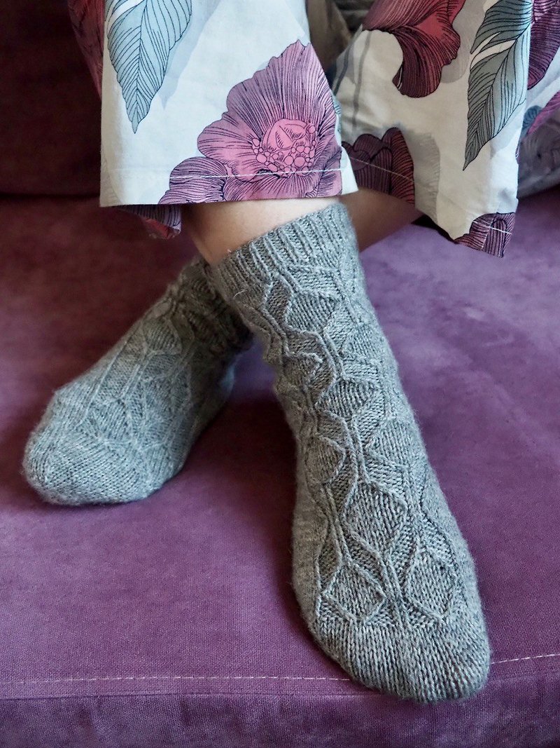 Handknit gray woll socks, woolen women socks - ถุงเท้า - ขนแกะ สีเทา
