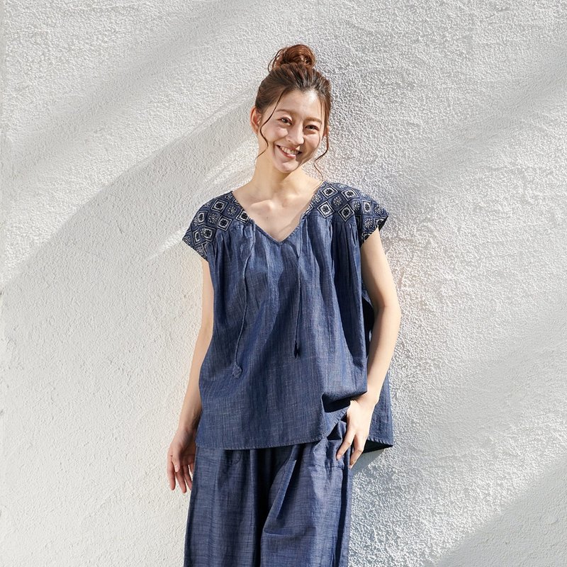 [Pre-order] Indian-made denim flower embroidery 2way top - Women's Tops - Cotton & Hemp Blue