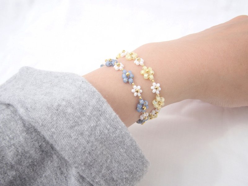 ビーズブレスレット　【　青いお花と黄色いお花　】　マグネット金具　ペアアクセサリー　フラワー　バングル - 手鍊/手環 - 其他材質 黃色