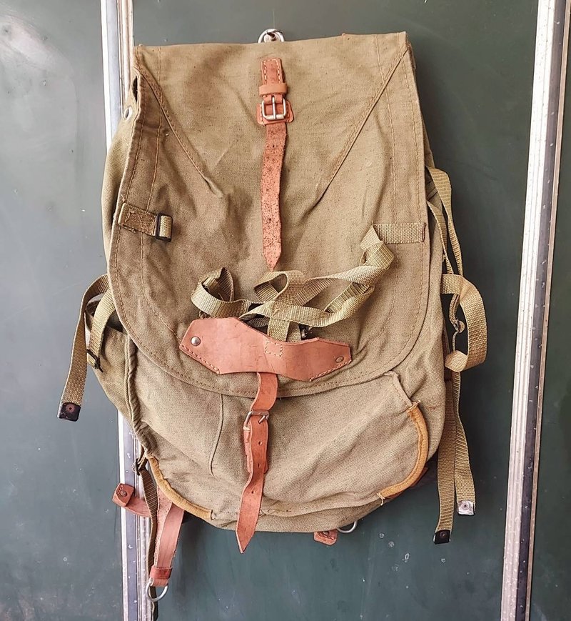 厚版牛皮革 羅馬尼亞公發 厚磅帆布 牛皮革 古董軍用後背包 F款 - 後背包/背包/書包 - 真皮 綠色
