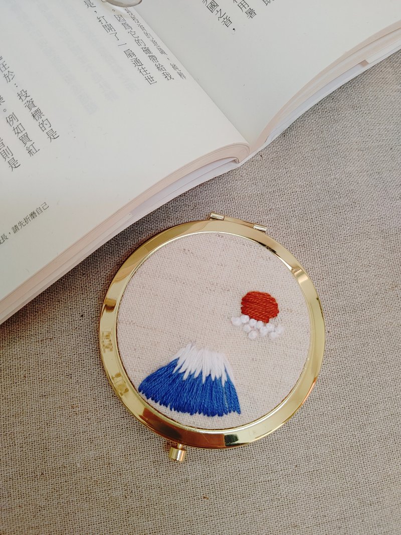 富士山手刺繡雙面隨身鏡/手拿鏡 - 彩妝刷具/鏡子/梳子 - 銅/黃銅 