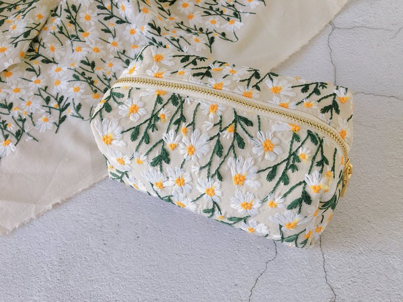 Embroidered daisy large capacity cosmetic bag sundries bag size can be customized - กระเป๋าเครื่องสำอาง - ผ้าฝ้าย/ผ้าลินิน สีเหลือง