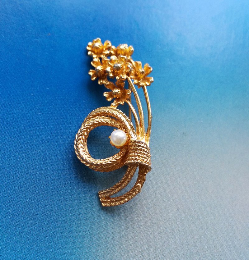 Vintage Jewelry 西洋古董飾品 立體 優雅仿珠小花束 別針 - 徽章/別針 - 其他金屬 金色