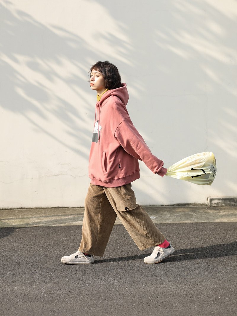 oddmaker 紙箱狗卡通圖案可愛校園風秋冬季粉紅色女連帽加絨衛衣 - 女上衣/長袖上衣 - 棉．麻 