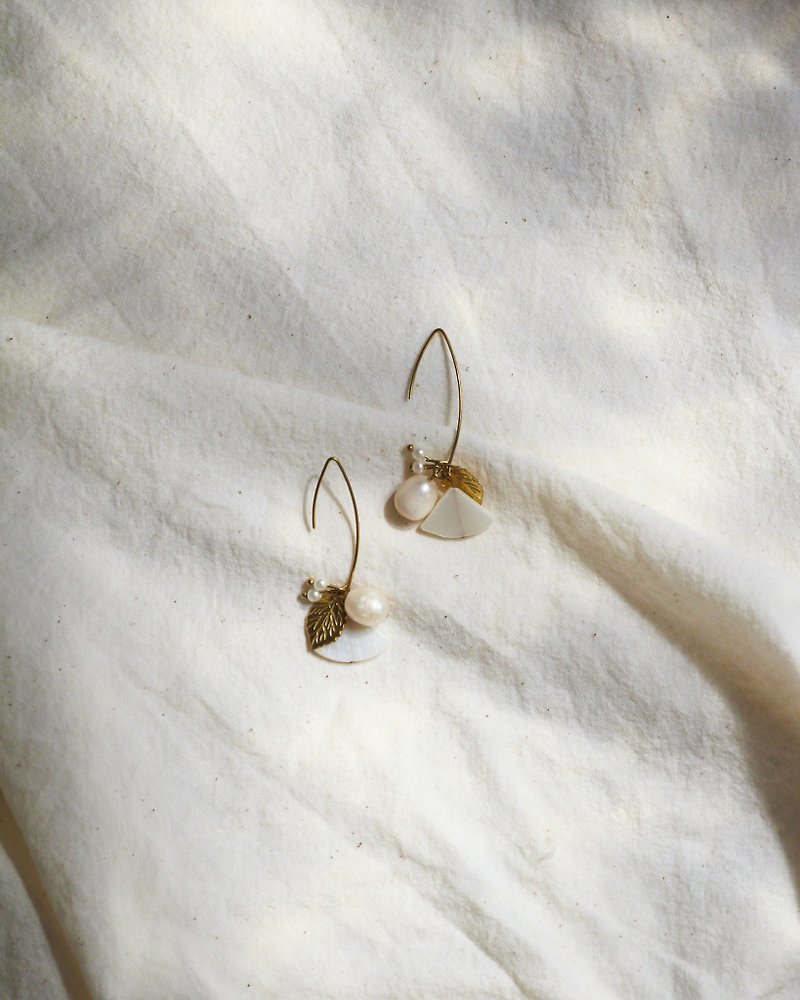 Febbi珍珠落葉垂墜款 - 耳環/耳夾 - 其他金屬 金色