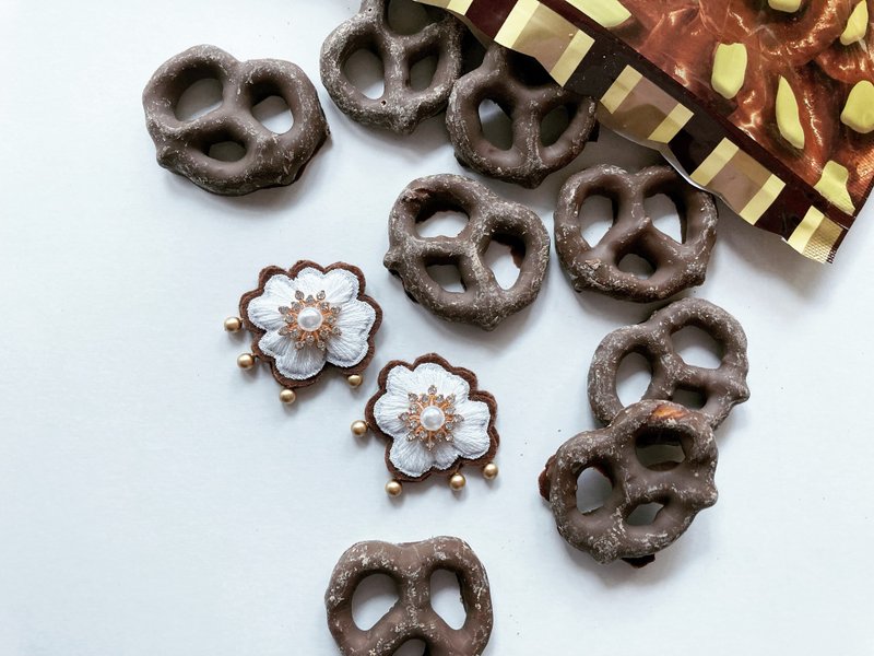 刺繍アクセサリー　ピアスorイヤリング　- Frill - chocolate brown - 耳環/耳夾/耳骨夾 - 繡線 咖啡色