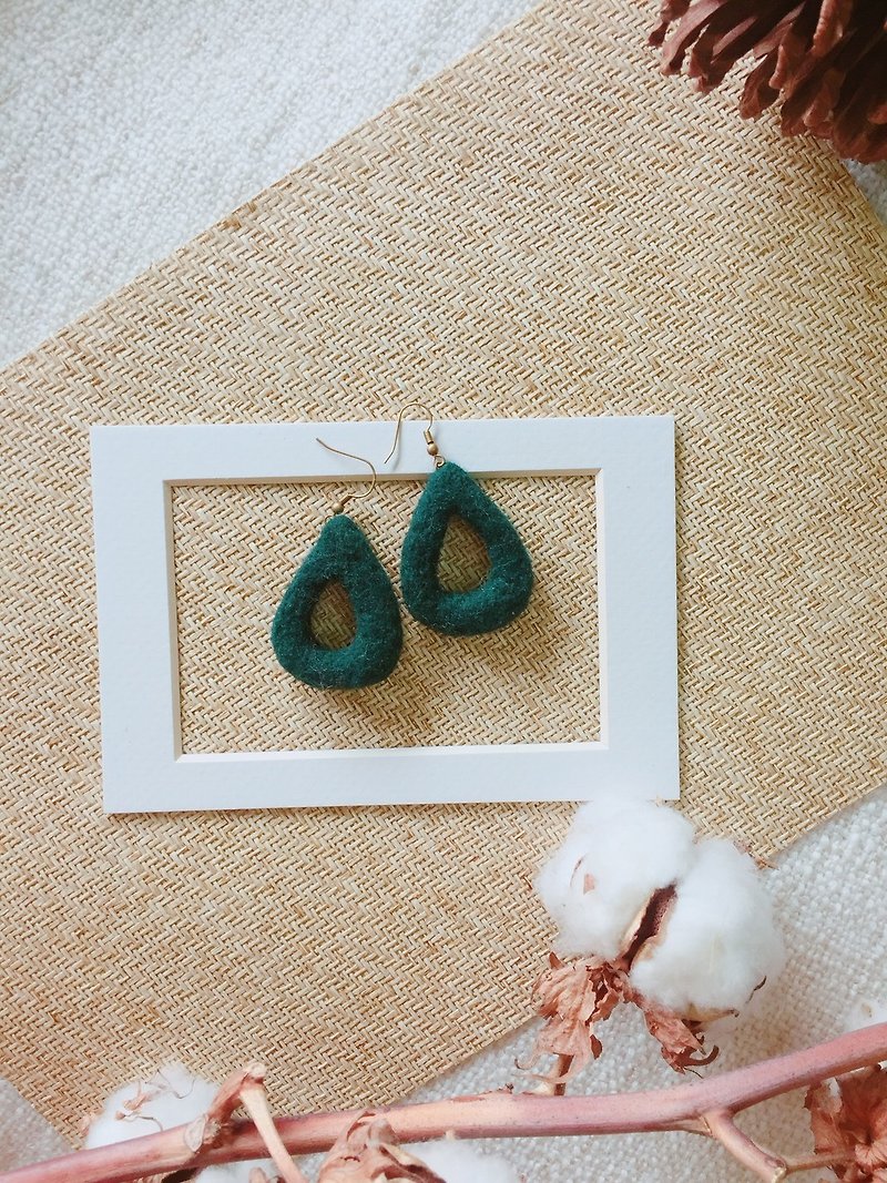 Green velvet drape - wool felt earrings ear hook / ear clip - ต่างหู - ขนแกะ สีเขียว