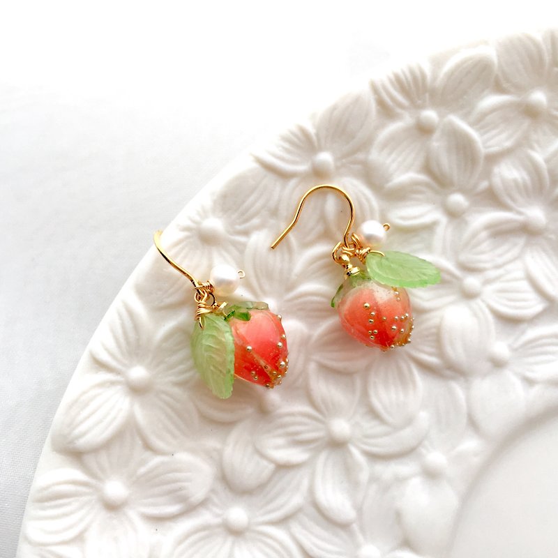【Ruosang】【Fruit Shop】Sweet strawberry candy. pearl. 14k gold filled earrings. - Earrings & Clip-ons - Resin Red