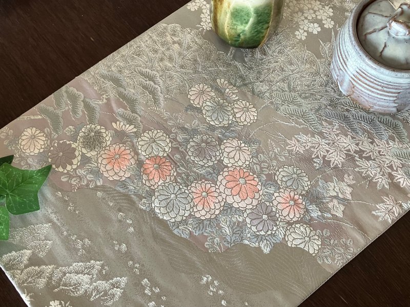 Nishijin Gorgeous kimono obi doily vase mat - ผ้ารองโต๊ะ/ของตกแต่ง - ผ้าไหม สีเงิน