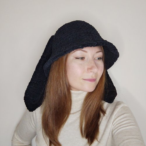 Alternative Crochet Boutique 帶兔耳朵的黑色漁夫帽。 蓬鬆的漁夫帽鉤針編織。 毛絨兔子帽