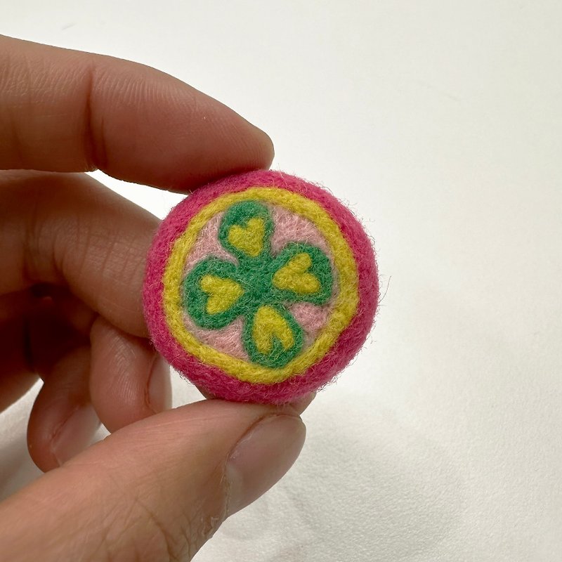 Wool pin - Brooches - Wool Multicolor