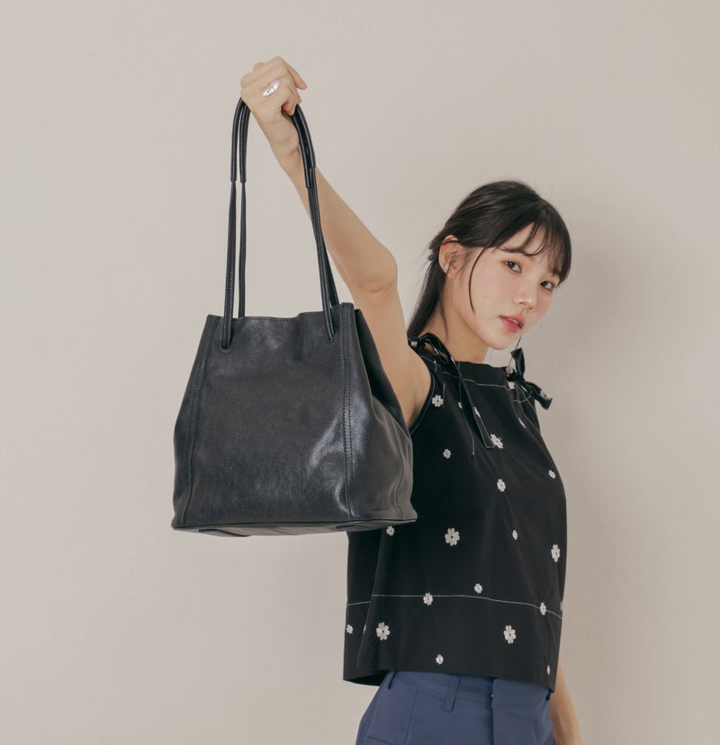 Drawstring design-side back square bag-black - กระเป๋าแมสเซนเจอร์ - หนังแท้ สีดำ