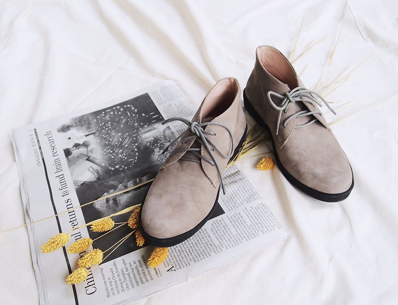 Nubuck Leather Desert Boots (Grey) - รองเท้าบูทสั้นผู้หญิง - หนังแท้ สีเทา