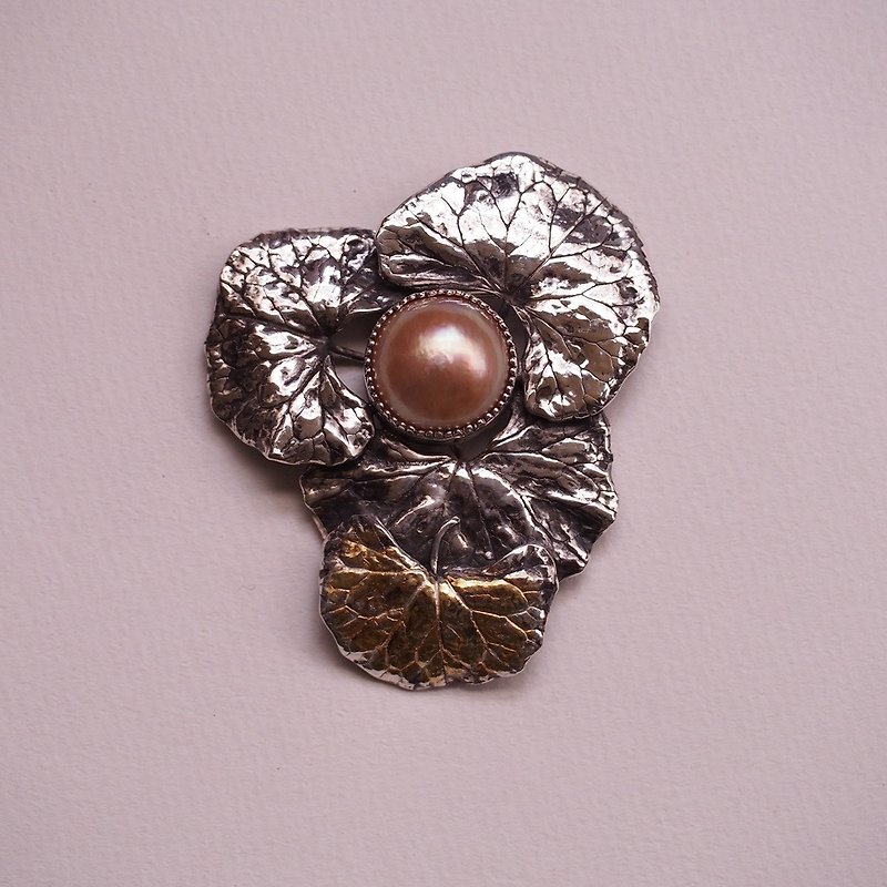 Mabe bead large 15mm Japanese Mabe bead sterling silver centella leaf pin pendant 24K gold - เข็มกลัด/พิน - ไข่มุก สีเงิน