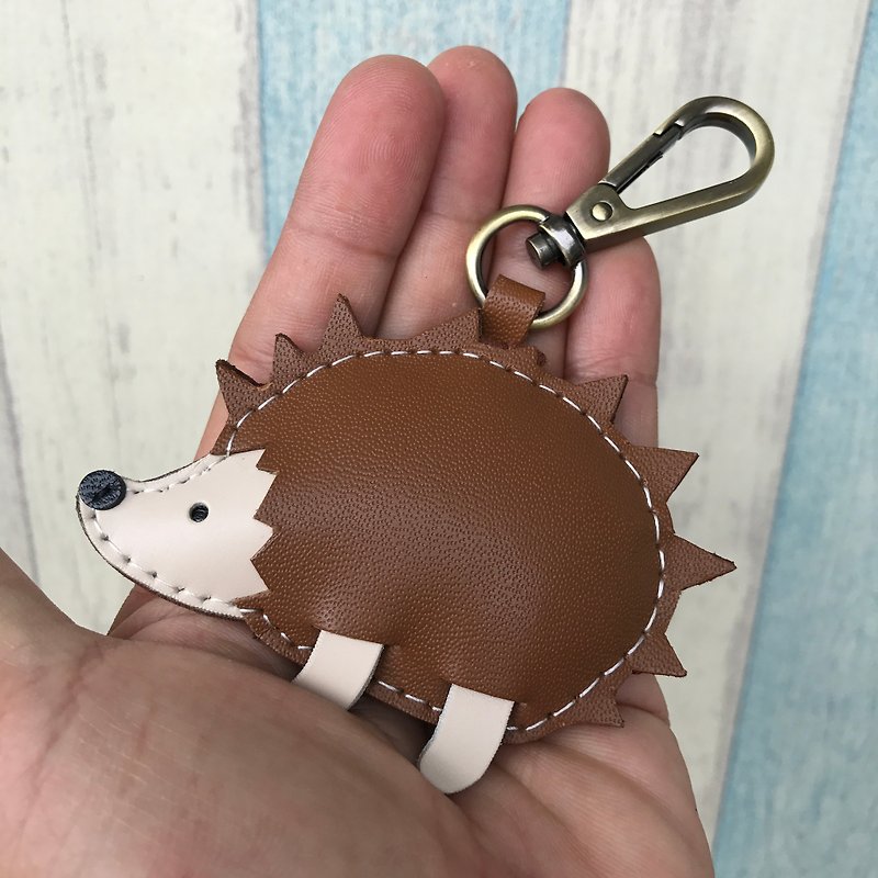 Healing small things handmade leather coffee/beige hedgehog hand-stitched keychain small size - ที่ห้อยกุญแจ - หนังแท้ สีนำ้ตาล