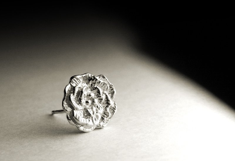 Camellia shape sterling silver earrings (single/pair) - ต่างหู - โลหะ สีเงิน