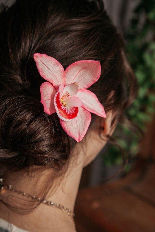 FomianaFlowers Pink orchid hair pin, tropical headpiece for beach wedding. Floral hair pin