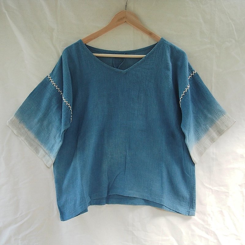 linnil: Indigo shade / Almost square blouse - เสื้อผู้หญิง - ผ้าฝ้าย/ผ้าลินิน สีน้ำเงิน