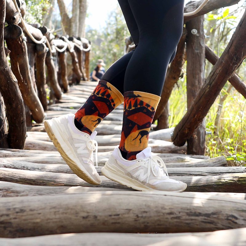 [Xiaochuang Socks] Environmental Sustainability- Forest Fire Socks Kangaroo Animal Hiking Socks Mid Tube Socks Black Yellow - Socks - Eco-Friendly Materials Orange