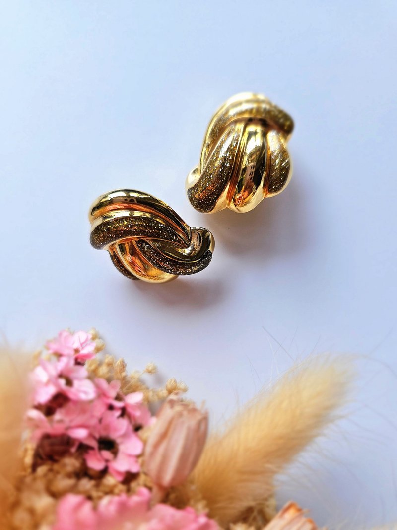 金沙緞帶流線摩登夾式耳環/vintage美國西洋古董飾品 - 耳環/耳夾/耳骨夾 - 其他金屬 