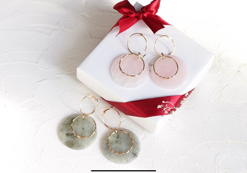 Round gemstone twin ring pierced earrings - 耳環/耳夾 - 其他金屬 粉紅色