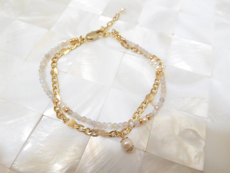 Double-layer elegant integrated mini moonstone pearl bracelet pre-set - สร้อยข้อมือ - วัสดุอื่นๆ สีทอง