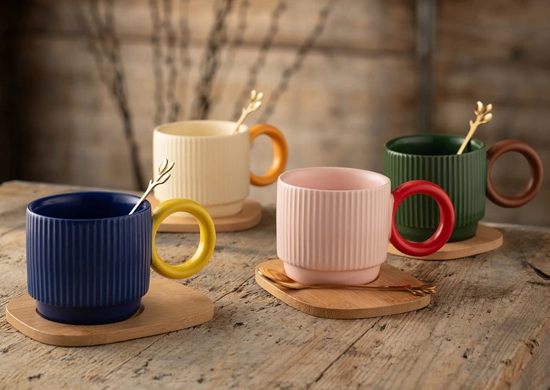 Irish Belleek Living Macaron Ceramic Mug + Golden Teaspoon Set of 4 200ml - แก้วมัค/แก้วกาแฟ - เครื่องลายคราม สีแดง