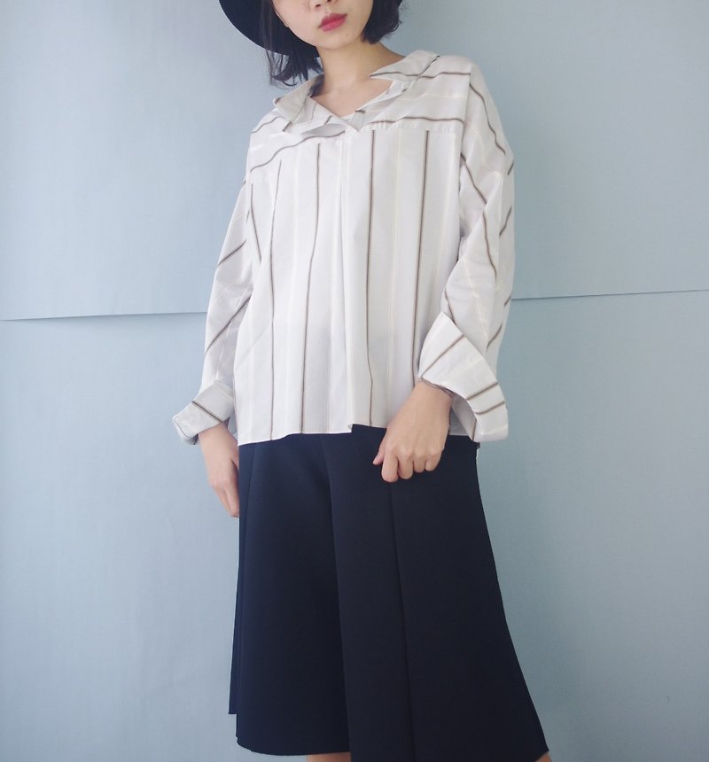 Design Handmade - Grey White Stripe Intellectual Wide Collar Sleeve Design Shirt Top - เสื้อเชิ้ตผู้หญิง - ผ้าฝ้าย/ผ้าลินิน สีเงิน